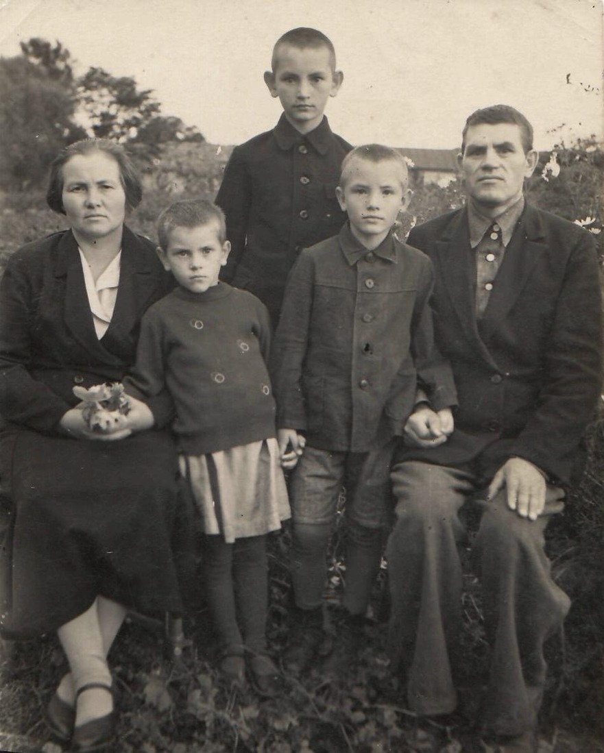 Август 1941 года. Феоктист Максимович с женой Марией Григорьевной и детьми Раисой, Юрием и Виктором перед отправкой в действующую армию