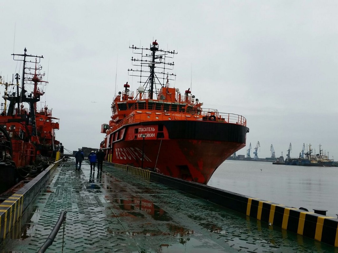 Многофункциональное аварийно-спасательное судно "Спасатель Клавдейкин" перед выходом из порта Корсаков
