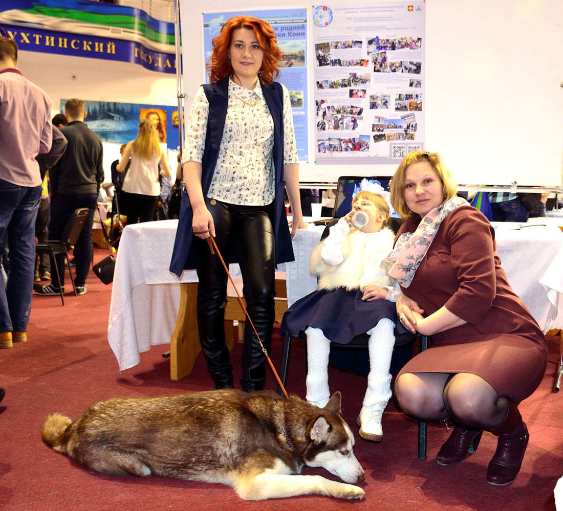 Юлия Старинец (слева) представила социально-ориентированный проект «Методика собакотерапии для детей с ограниченными возможностями в г. Ухта»