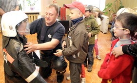 Юрий Улитин помог самым смелым облачиться в настоящий костюм пожарного