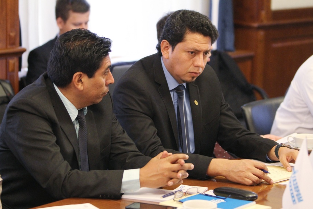 Заместитель министра по индустриализации, продажам, транспорту и хранению углеводородов Оскар Баррига (справа)