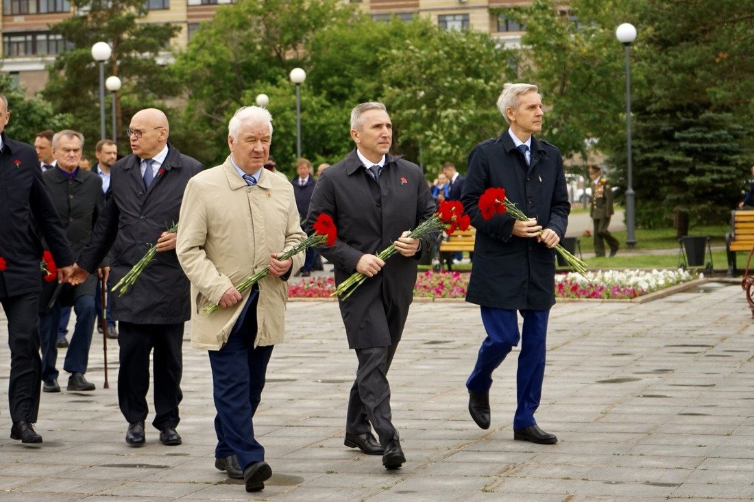 Торжественно-мемориальная церемония с участием Губернатора Тюменской области Александра Викторовича Моора (на фото — в центре)