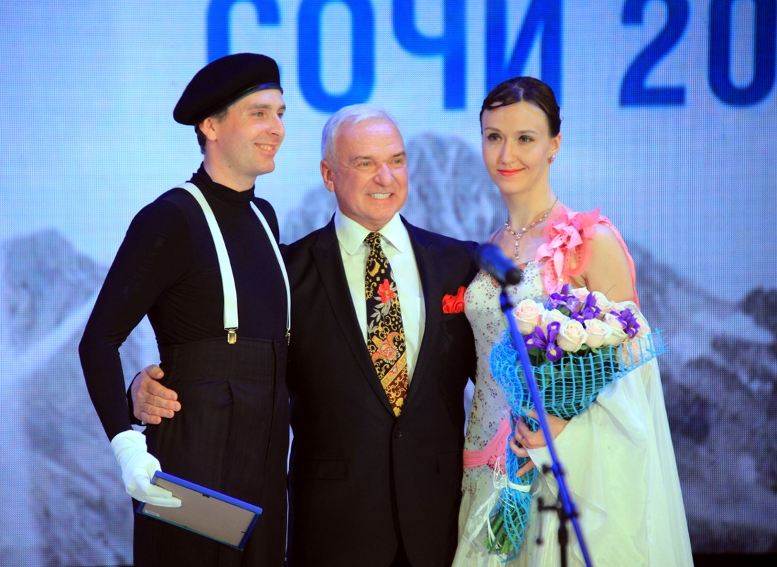 Участников хореографического коллектива "Магма" награждает член Жюри фестиваля, хореограф Ст. Попов (Диплом II степени)