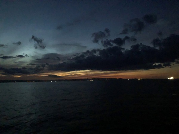 Порт Корсаков ночью, вид с судна на рейде
