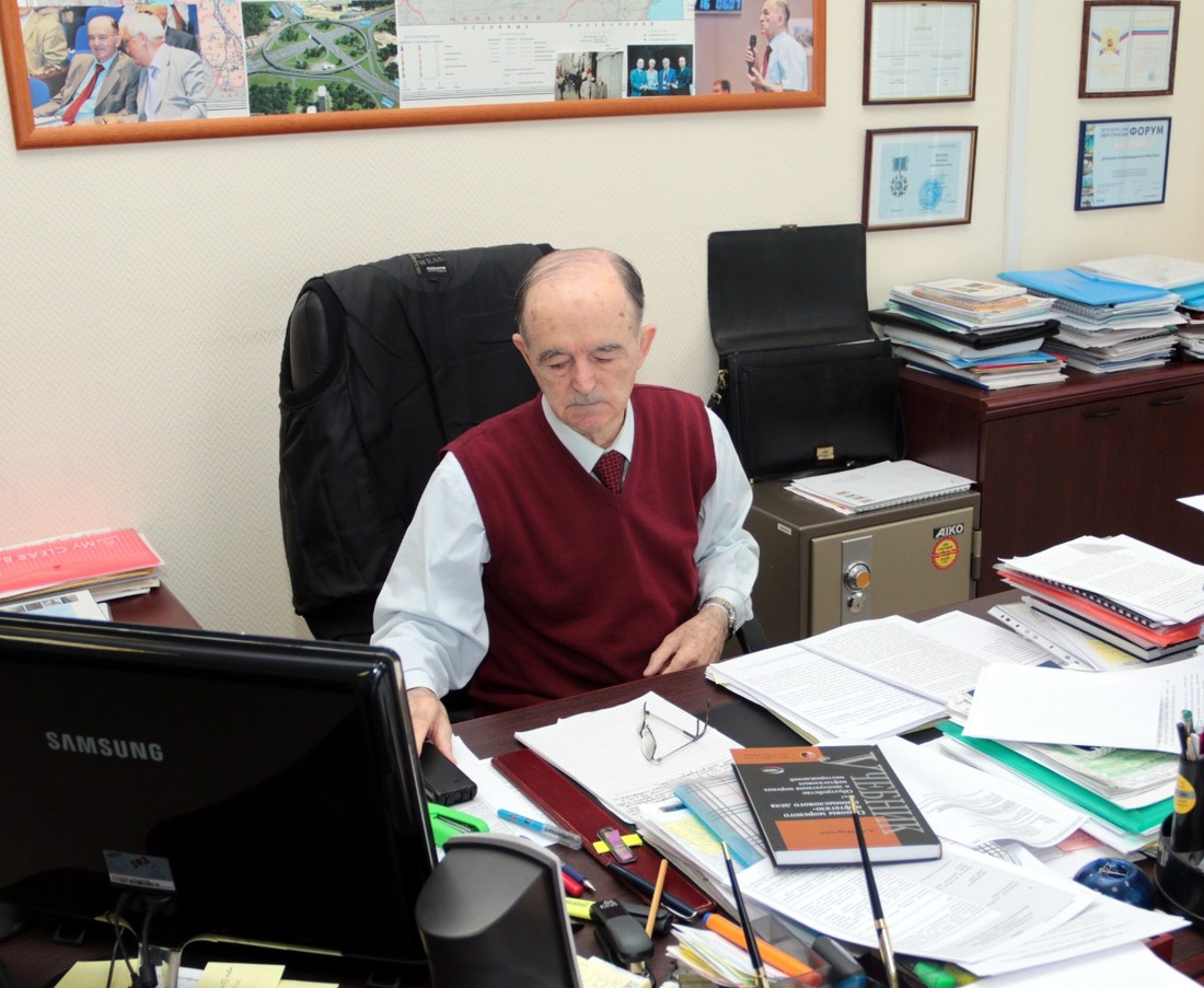 Доктор технических наук, профессор Д.А. Мирзоев в своем рабочем кабинете в ООО "Газпром ВНИИГАЗ"