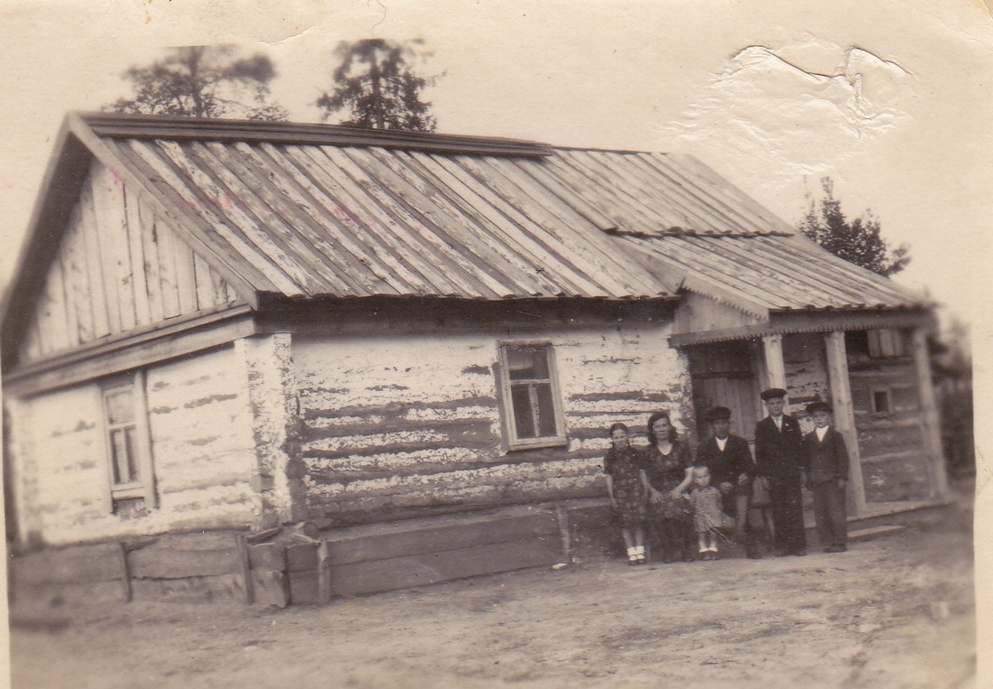 Дом, построенный дедушкой и бабушкой.Марцелина, Григорий и их дети (слева направо):Роза, Лида, Иван, Александр