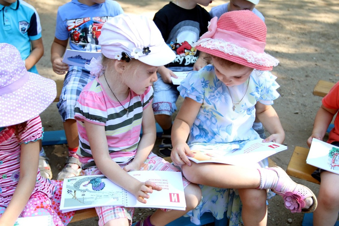 Юные читательницы из детского сада "Сказка"