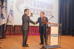 Подарок от Председателя Правления ПАО "Газпром" вручает А.Г. Ишков