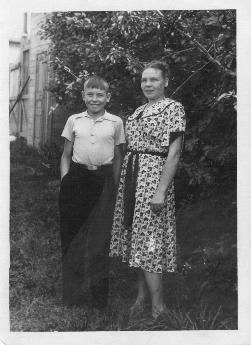 Лариса Ивановна Горбунова с сыном Валерием, 1953 г.