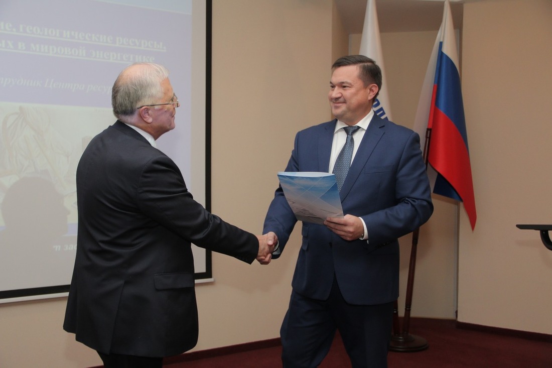 Поздравление от Департамента ПАО "Газпром" (В.В. Черепанов) зачитал Д.Е. Хабибуллин