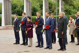 Генеральный директор ООО "Газпром ВНИИГАЗ" Максим Юрьевич Недзвецкий на церемонии, посвященной Дню памяти и скорби (на фото — второй справа)