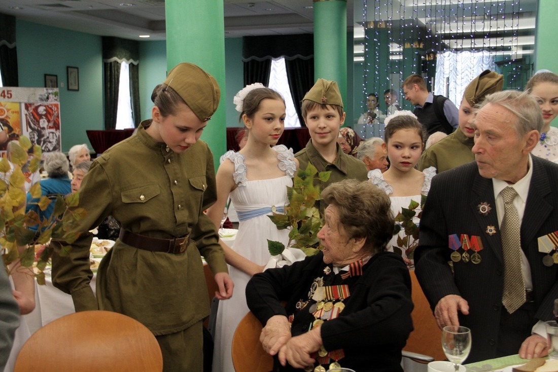 Ветеран войны Н. Ф. Афанасьева рассказывает юным артистам коллектива «Дабл тон» как должна выглядеть военная форма