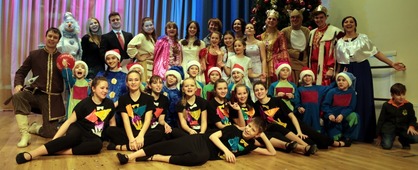 Юные участники мюзикла по сказке "Горячее сердце" — артисты танцевальных коллективов "Дабл тон" и "Русский стиль"
