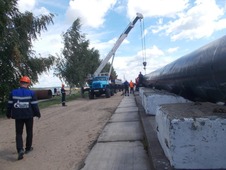 Операция погрузки внутритрубного дефектоскопа в загрузочный лоток испытательного стенда