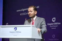 На Пленарном заседании с докладом «Роль ООО „Газпром ВНИИГАЗ“ в освоении нефтегазовых месторождений континентального шельфа России и СССР» выступил Генеральный директор «Газпром ВНИИГАЗ» М.Ю. Недзвецкий.