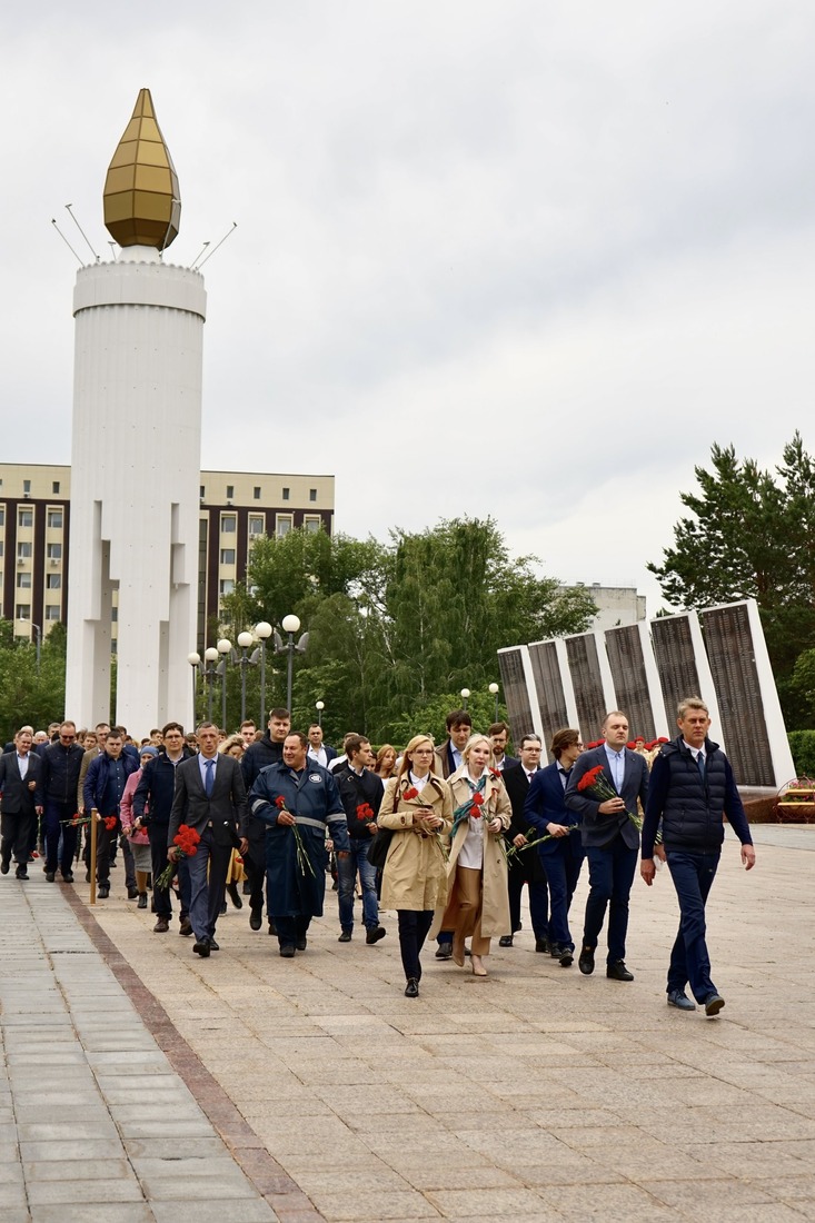 Сотрудники ООО «Газпром ВНИИГАЗ» возлагают цветы к мемориалу "Память"