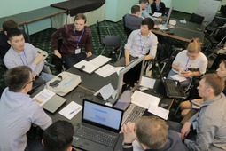 Команды работают над презентацией решения задачи Чемпионата