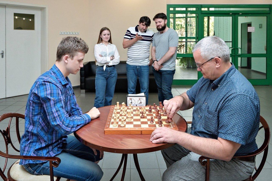 Единственную победу над мастером одержал неоднократный чемпион Института Евгений Петрусенко.