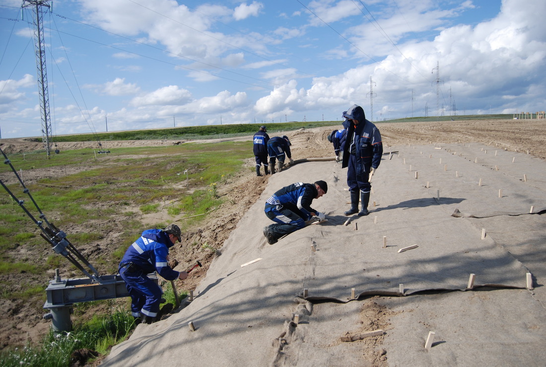 Экспедиция работает по укладке биоматов на участке рекультивации почв близ Бованенковского ГКМ