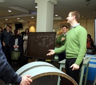 Ученый-эколог Григорий Юлкин (на переднем плане)- один из ведущих "научно-технического квеста" для участников экскурсии