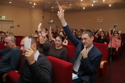 По итогам открытого голосования участников конференции председателем единогласно избрана Нина Алексеевна Хитрова