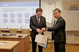 Стороны обменялись памятными подарками