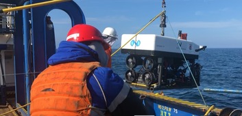 Спуск ТНПА с использованием лебедки на поверхность моря