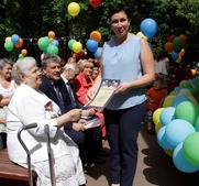 На празднике в Детском парке города Видного в честь Дня защиты детей. Слева — Председатель районного отделения Всероссийского общества инвалидов Раиса Шлыкова, справа — начальник Отдела социального развития ООО «Газпром ВНИИГАЗ» Александра Крецу