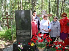 У могилы А.Я. Кремса на ухтинском кладбище