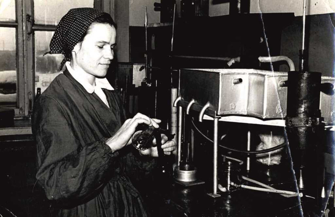 Евдокия Кузьминична Краснолюдская во время определения фракционного состава нефти, 1960-е годы