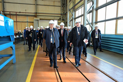 Делегация на Тюменском экспериментальном заводе (филиал ООО «Газпром ВНИИГАЗ»), 8 апреля 2022 года.

Заместитель Председателя Правления — начальник Департамента О.Е. Аксютин (на фото слева).
Генеральный директор ООО «Газпром ВНИИГАЗ» М.Ю. Недзвецкий (в центре).
И.о. начальника филиала ООО «Газпром ВНИИГАЗ Тюмень» А.С. Налобин (справа).
