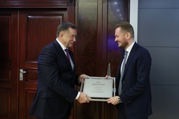 Заместитель Председателя Правления Сергей Хомяков вручает Диплом Генеральному директору ООО "Газпром ВНИИГАЗ" Максиму Недзвецкому