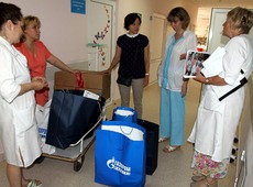 Гуманитарную помощь из ВНИИГАЗа принимает медперсонал детского отделения, справа — заведующая отделением Антонина Зорина
