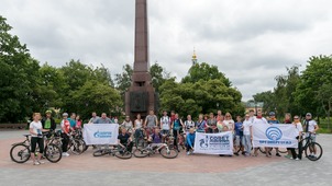 молодые специалисты ООО "Газпром ВНИИГАЗ" у памятника Пограничникам Отечества в поддержку акции «Великая страна — Великая Победа»
