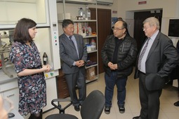 Практическое занятие в Лаборатории промысловых газогидратных, адсорбционных и мембранных технологий проводит Владимир Истомин, главный научный сотрудник Центра добычи газа (на фото справа
)
