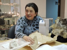 Ветеран института, геолог Виктория Мултанова преподнеслал в дар Музею четыре экспоната