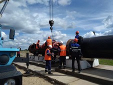 Операция погрузки внутритрубного дефектоскопа в загрузочный лоток испытательного стенда