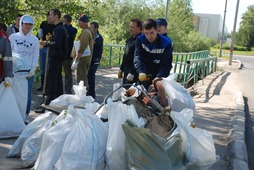 Сотрудники Ухтинского филиала ООО "Газпром ВНИИГАЗ" принимают участие в ежегодной акции "Речная лента" по уборке и благоустройству берегов рек