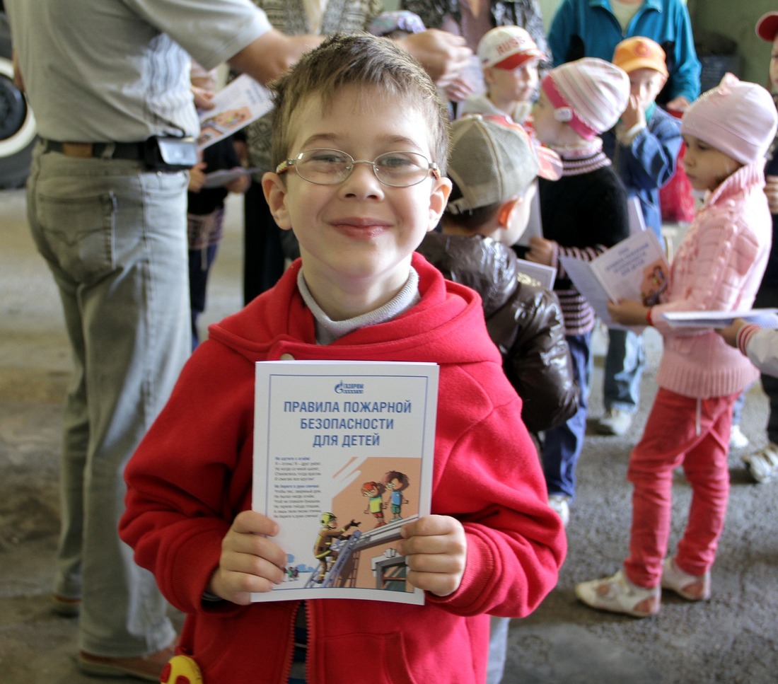 Антон Ткаченко уверенно читает Правила пожарной безопасности для детей