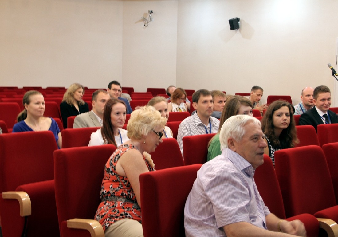 Ученый секретарь, член-корр РАН Б.А. Григорьев (на переднем плане) слушает выступления молодых коллег