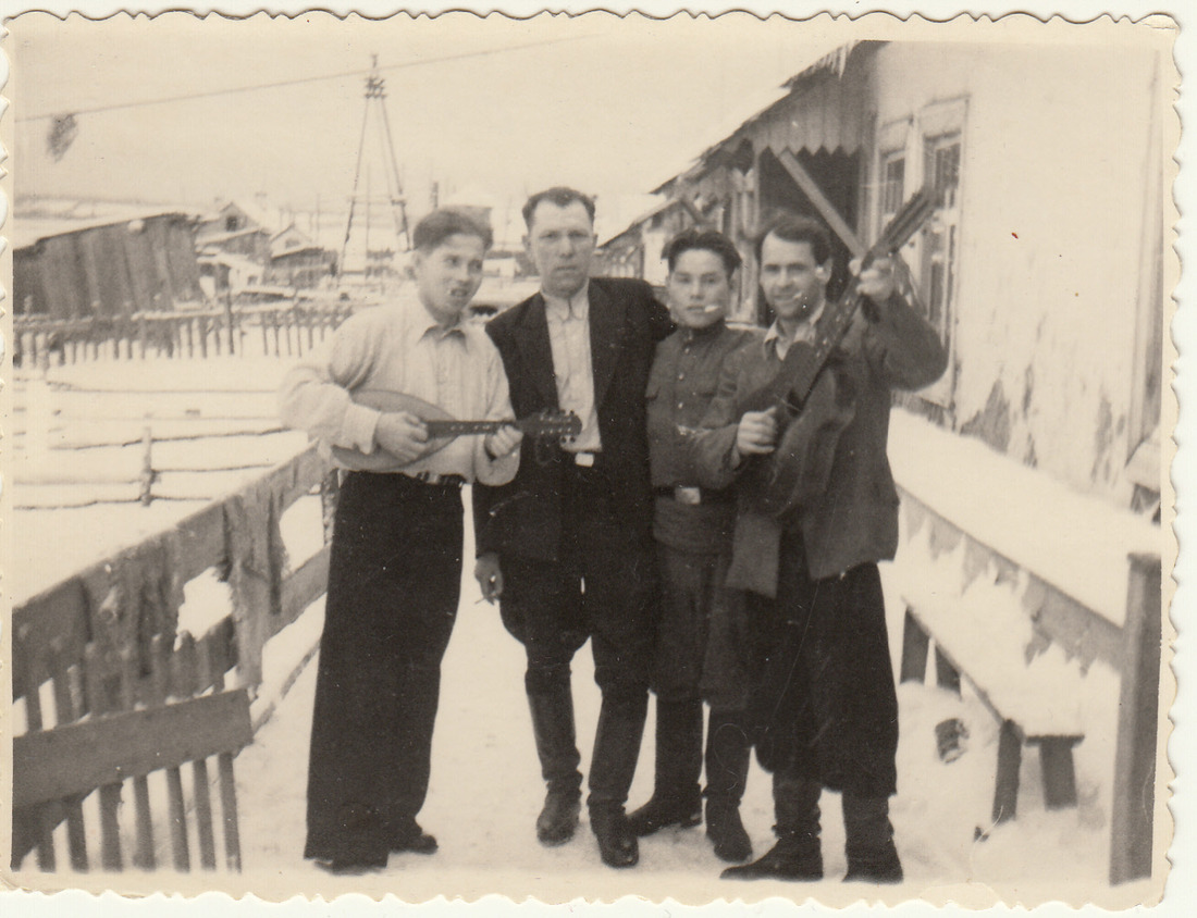 Марьян Леонтьевич Чайковский (второй слева). Ухта, 1950-е гг.
