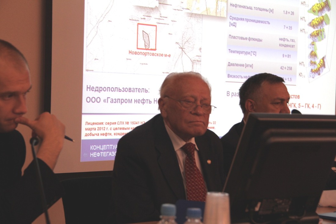 Член-корр РАН А.И. Гриценко (в центре) слушает доклады молодых ученых