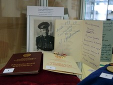 Автограф Людмилы Павличенко на выставке "Живая история" в Ухте