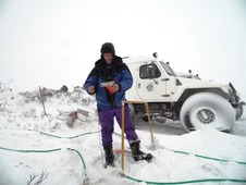 Подготовка страховочных троссов перед спуском в кратер