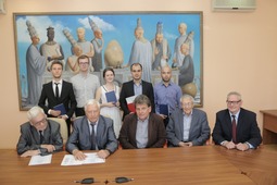 Магистранты базовой кафедры «Исследования нефтегазовых пластовых систем» с преподавателями
