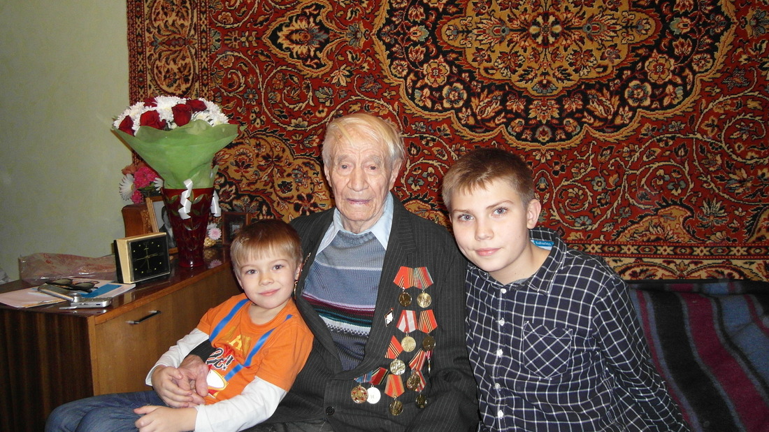 Сергей Степанович Сумин с правнуками