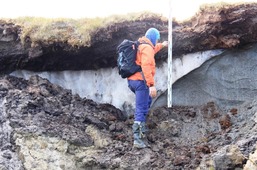 Измерение высоты обнажения пластового льда на Уральском берегу Буйдарацкой губы
