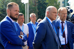 Заместитель начальника Департамента ПАО „Газпром“, Генеральный директор ООО „Газпром ВНИИГАЗ“ М.Ю. Недзвецкий; заместитель Председателя Правления — начальник Департамента ПАО „Газпром“ О.Е. Аксютин; начальник Отдела ПАО „Газпром“, начальник Корпоративного научно-технического центра сварки и контроля сварных соединений Е.М. Вышемирский на демонстрации оборудования для сварки, резки и неразрушающего контроля в рамках XI Отраслевого совещания „Состояние и основные направления развития сварочного производства ПАО „Газпром“