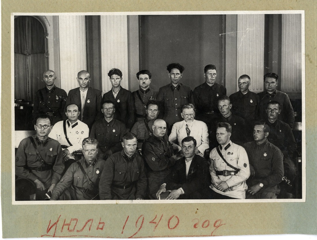 Награждение в Кремле медалью «За трудовую доблесть», 1940 г. Третий слева во втором ряду Роганов Иван Арсентьевич, четвертый слева во втором ряду председатель ЦИК СССР М.И. Калинин.