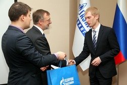 Заместитель Генерального директора по науке ООО "Газпром ВНИИГАЗ", кандидат геолого-минералогических наук Алексей Рыжов (в центре) вручает Благодарность активисту Молодежного ученого совета, научному сотруднику Ивану Федорову (справа)